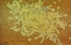 Сыр натереть на крупной терке.