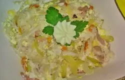 Готово! Смешайте редьку, морковь, лук, сыр, сардельку и яйцо. Заправьте майонезом, посолите и поперчите.