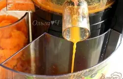 ***Морковный сок можно взять магазинный, но я делала свежевыжатый с помощью шнековой соковыжималки. Морковь у меня была не очень сочная и я взяла 700 г. Выжала сок, получилось чуть больше 250 мл. На это количество сока я и пересчитала пропорции.*** Выжать сок из лимона, предварительно сняв цедру.