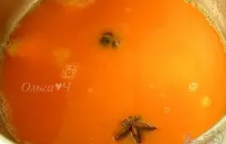 Морковный сок вылить в кастрюльку, добавить бадьян, лимонный сок и цедру (рекомендуется нарезать соломкой, но я оставила так). Довести до кипения и, помешивая, уварить почти вдвое.