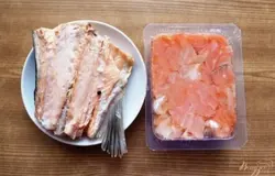 Сварим рис альденте. Отварим вкрутую яйца. Форель сварим до готовности, посолив, добавив лавровый лист и перец горошком.