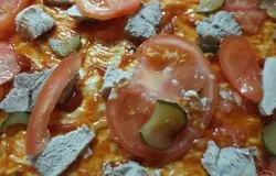 Моленый огурец режем тоненько, на половинки кружочкам. Раскладываем по коржу.