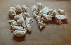 Варим до готовности куриное филе (можно взять голени) в соленой воде. Нарезаем кубиками или рвем руками на кусочки.