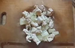 Смешиваем курицу с ананасом.