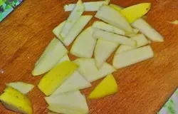 Яблоко помыть, удалить сердцевину и нарезать крупно.
