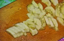 Банан очистить и нарезать полукольцами или соломкой.