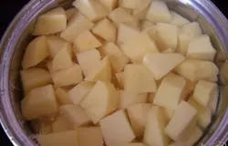 Картофель очистить, нарезать кубиками, залить водой, посолить. Поставить варить