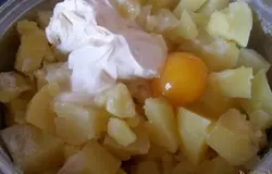 Когда картофель готов, добавить в него яйцо и сливки. подавить