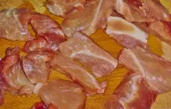 Свинину разморозить и нарезать кусочками среднего размера.