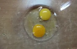 Вбейте 2 яйца. Добавьте воду.