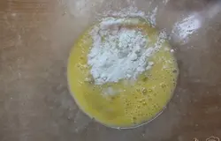 Взбейте, всыпьте муку с разрыхлителем, соль  по вкусу.