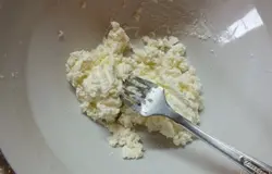 Творог смешайте с солью по вкусу и разомните. Добавьте сметану чтобы творог не крошился.