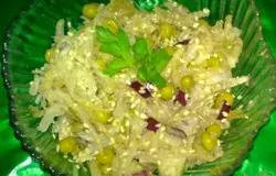 Готово! Смешайте лук, дайкон и горошек. Добавьте соевый соус и кунжутное масло. Перемешайте и выложите в салатник. Посыпьте кунжутом.