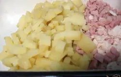Нарезаем мелкими кубиками картофель.