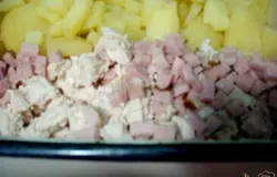 Нарезаем мелкими кубиками ветчину и куриное мясо.