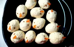 Займёмся птенчиками. Сырки натираем на мелкой тёрке( на которой обычно натираем морковь). Выдавливаем через пресс чеснок. Заправляем майонезом. Перемешиваем и скатываем овальные шарики. Из моркови вырезаем клювики, из горчицы глазки.