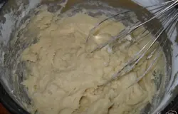 Снимаем тесто с плиты, и по чуть чуть всыпаем муку, но так чтобы не осталось комочков.