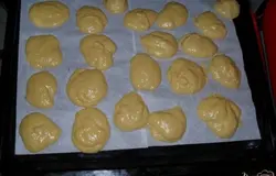 Противень застелить бумагой для выпечки, ложкой выкладываем тесто на бумагу.