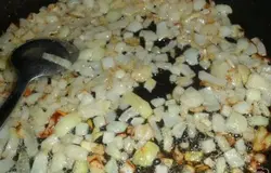 лук обжарить на растительном масле,