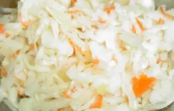 Капусту отцеживаем от рассола и слегка отжимаем.