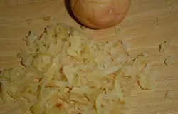 Яблоки натираем на крупной терке.