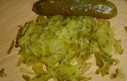 Огурцы нарезаем соломкой.
