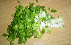 Зеленый лук измельчаем.
