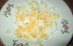 Отварим вкрутую 2 куриных яйца и мелко порежем.