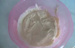 Кефир смешать с манной крупой. поставить на час в холодильник набухать