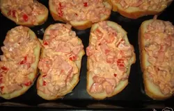 Намазать получившуюся массу на куски хлеба.