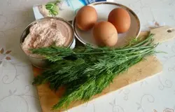Нам потребуются следующие продукты: консервированная икра трески (в жестяной банке, без какой-либо заправки), три-четыре куриных яйца (а зависимости от сорта яиц, отборных достаточно три), небольшой пучок укропа и майонез. Куриные яйца отвариваем вкрутую (заливаем холодной водой, доводим до кипения и потом варим на медленном огне девять-десять минут) и остужаем в холодной воде. Укроп сразу промываем, встряхиваем от воды, затем даем ему обсохнуть.