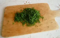 Укроп мелко нарезаем (естественно, без грубых стебельков).
