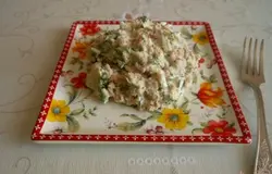 Готово! Всё тщательно перемешиваем и пробуем на соль, при необходимости подсаливаем. Ставим салат в холодильник, пусть немного охладится. Такой салат можно приготовить и для подачи в тарталетках, только тогда яйца лучше натереть на мелкой терке, а майонеза добавить чуть-чуть побольше. Приятного аппетита!