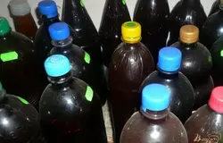 Когда вино перебродит, его нужно разлить по бутылкам для хранения. При этом учтите, что в банках образуется осадок, и переливать вино нужно так, чтобы этот осадок не задеть. Есть и другой вариант. Вино разливаем по бутылкам и убираем в прохладное место, и раза три-четыре, раз в неделю переливаем вино в другие бутылки так, чтобы осадок в новую бутылку не попадал. Конечно, для хранения вина лучше выбирать стеклянные бутылки, но увы, не всегда они есть в достаточном количестве. Готовому вину даем настояться месяц-другой в прохладном месте, после этого его можно пробовать.