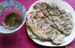 Утиную грудку со стороны кожицы режем крест-накрест,стараясь не задеть мясо. Натираем душистой смесью грудку.