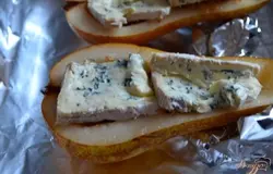 Уложить кусочки сыр.
