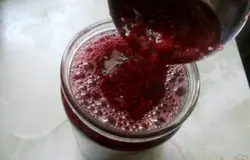 Варенье надо доливать доверху, чтобы в банках не осталось пустого места. Затем банки с вареньем плотно закупориваем крышками. Закрытые банки переворачиваем вверх дном, укутываем и оставляем в таком виде до полного остывания. Варенье готово. Получается оно не очень сладкое, зато очень вкусное, но учтите - это не тот вариант, когда в варенье "ложка стоит", оно довольно жидкое. А так как сахара в этом варенье немного, то хранить его лучше в холодильнике.