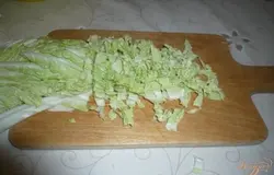 Пекинскую капусту мелко нарезаю.
