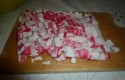 Крабовое мясо (конечно, предварительно размороженное) нарезаю мелкими кубиками.