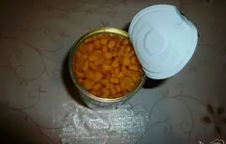С консервированной кукурузы сливаю жидкость.