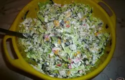 Соединяю пекинскую капусту, морскую капусту, крабовое мясо и кукурузу. Заправляю майонезом. Очень желательно добавить еще чайную ложечку лимонного сока. Салат готов, ставлю его в холодильник, пусть охладится перед подачей.