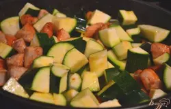 Добавить  кусочки цукини. Накрыть крышкой, огонь сделать тихим и потушить до размягчения цукини.