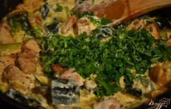 Добавить зелень с чесноком. Посолить по вкусу.
