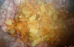 К фаршу добавить обжаренный лук и морковку.