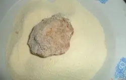 сформировать небольшие котлетки и обвалять в манке.
