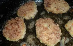 обжарить на сковороде, при необходимости добавляйте растительное масло на сковороду.