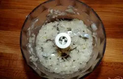 Затем там же измельчить луковицу