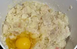 Вбить в массу яйца
