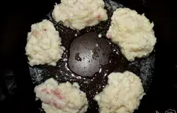 Жарить котлеты на растительном масле до красивой корочки.