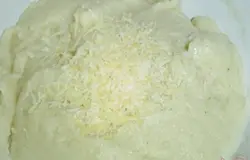 В картофельное пюре добавляем растопленное сливочное масло, натертый на мелкой терке пармезан, так же по вкусу солим, перчим и добавляем мускатный орех,